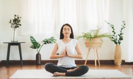 Tubuh Bugar & Pikiran Tenang dengan Wellness Light Yoga