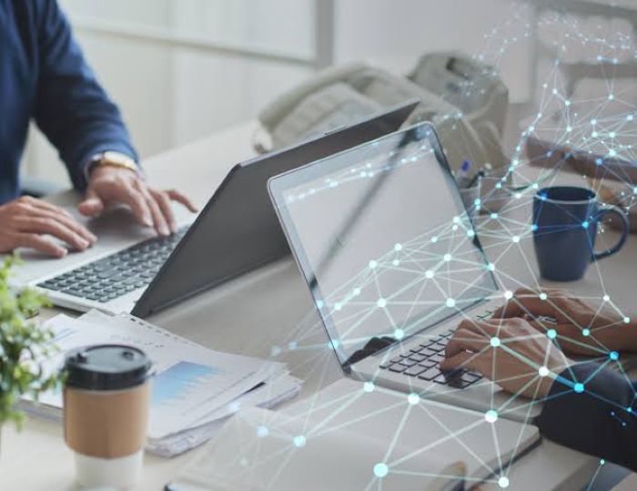 Teknologi Online Membantu Masyarakat Menjalankan Aktivitas